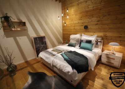 Dřevěné obložení za postelí