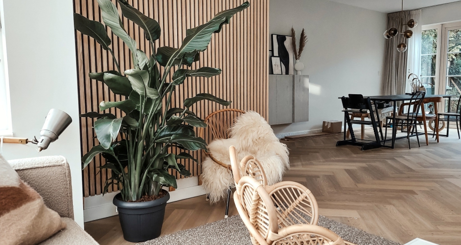 Jak si můžete jednoduše oživit stěnu v bytě nebo kanceláři? Slat panel nebo-li dřevěné obložení stěny je ideální volba.